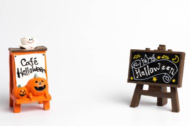 Bir kafe halloween metin ve bir h ile kahverengi etiket ile Turuncu etiket