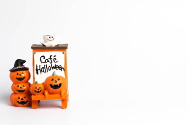 Halloween kabaklar bir c ile üç top ve turuncu etiket yığılmış