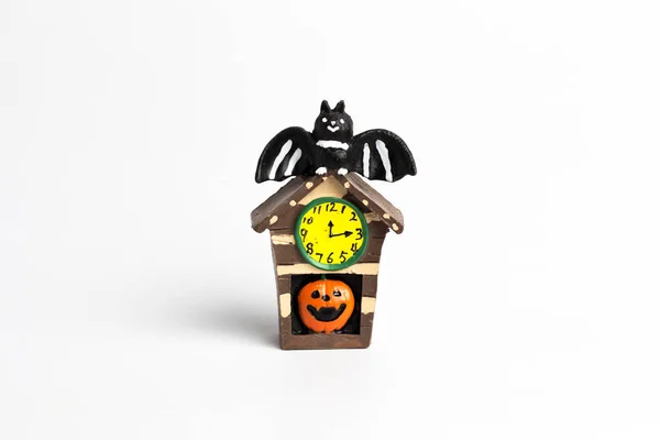 Halloween braunes Haus mit Kürbis, gelber Uhr und schwarzem Ba — Stockfoto