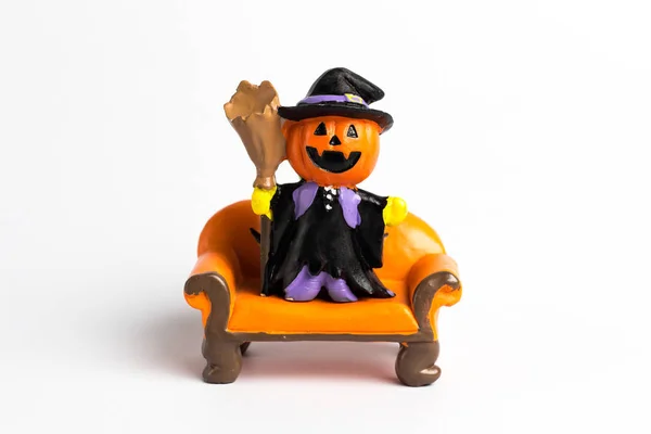Zauberer Kürbis-Halloween auf orangefarbenem Sofa. — Stockfoto