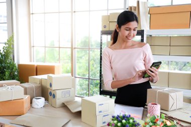 Kadınlar kobİ kavramı bir cep telefonundan siparişleri görüntüleme, e