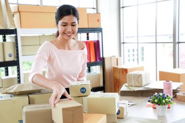 Kadınlar s kavramı müşterilerine sevkiyat için hazırlanıyor