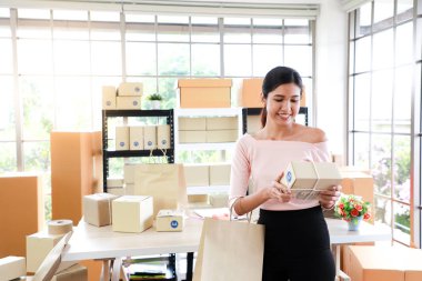 Başarı ile Kadın ihracat iş veya online satış.