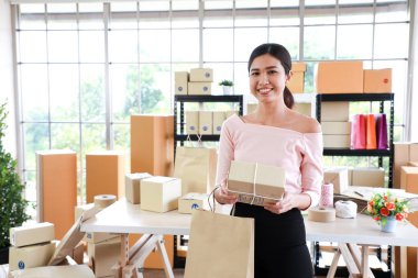 Başarı ile Kadın ihracat iş veya online satış.