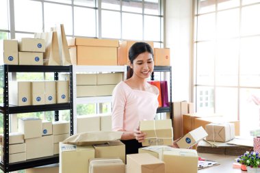 Kadınlar s kavramı müşterilerine sevkiyat için hazırlanıyor