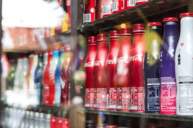 Kola şişesi Japon bir cam kasa antika dükkanında görüntülendi