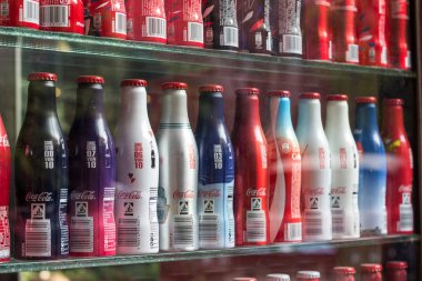 Kola şişesi Japon bir cam kasa antika dükkanında görüntülendi