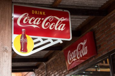 Coke etiket Thaila bir cam kasa antika dükkanında görüntülendi