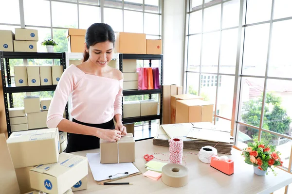 Kadınlar sme,e - ticaret otobüsü kavramı içinde bir ürün ambalaj vardır