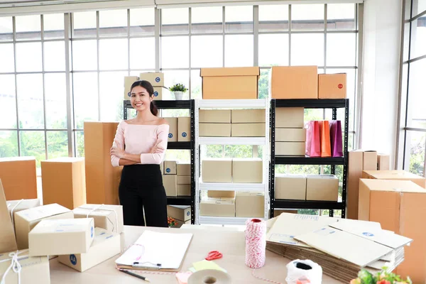 Başarı ile Kadın ihracat iş veya online satış.