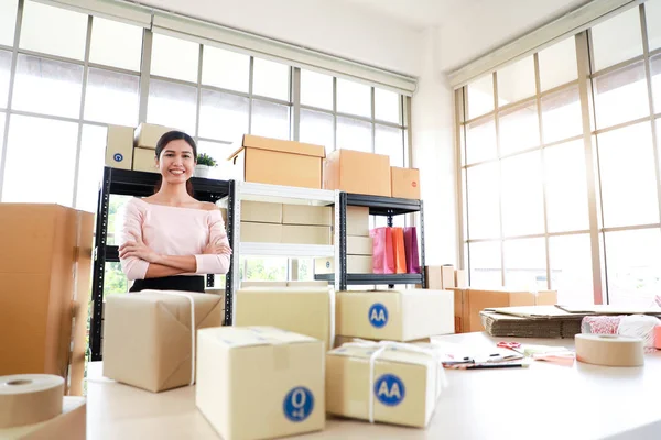 Başarı ile Kadın ihracat iş veya online satış.