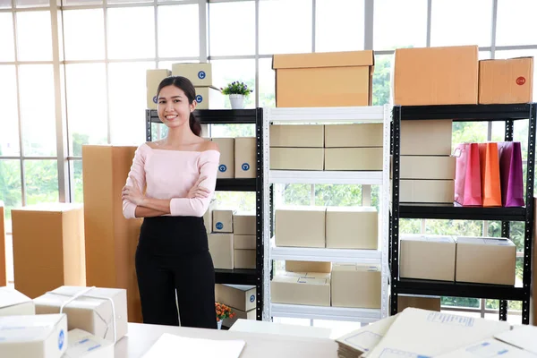 Başarı ile Kadın ihracat iş veya online satış.