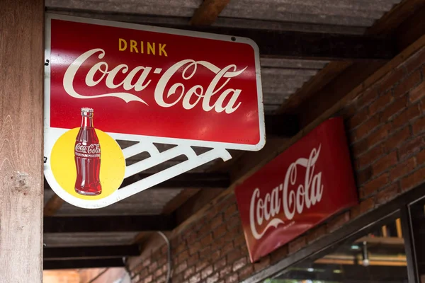 Coke etiket Thaila bir cam kasa antika dükkanında görüntülendi
