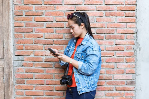 Vrouw met zonnebril op hoofd, het dragen van een jas, jeans en orang — Stockfoto