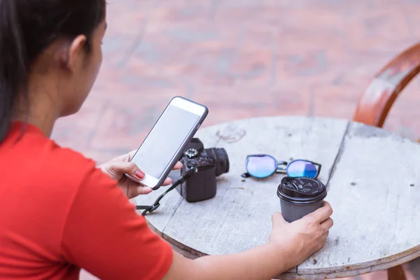 Jovem estão jogando internet em telefones celulares e ter um veio — Fotografia de Stock