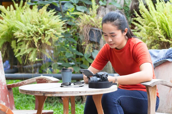 As mulheres estão jogando internet em telefones celulares e têm uma câmera, s — Fotografia de Stock