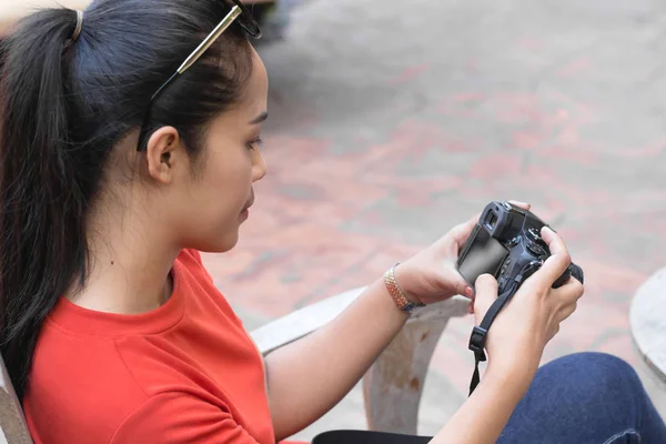 Las mujeres están jugando cámara . — Foto de Stock