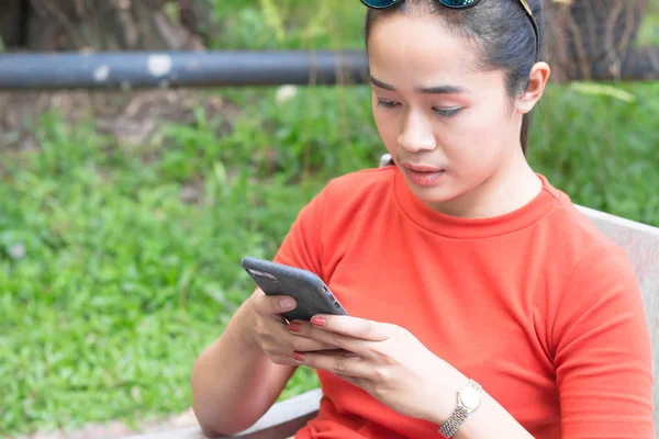 Vrouw is op zoek naar reisinformatie op de telefoon. — Stockfoto