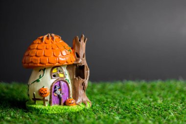 Çimenler üzerinde Cadılar Bayramı oyuncakları.