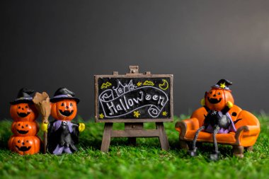 Çimenler üzerinde Cadılar Bayramı oyuncakları.