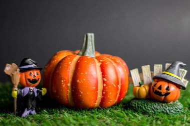 Çimenler üzerinde Cadılar Bayramı oyuncakları.