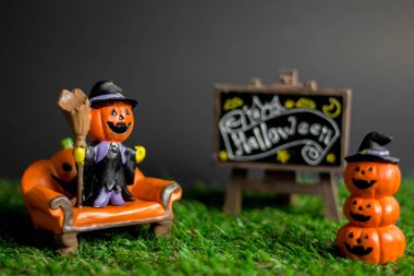 Çimenler üzerinde Cadılar Bayramı oyuncakları.