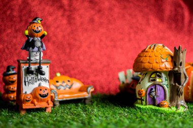 Çimenler üzerinde Cadılar Bayramı oyuncakları.