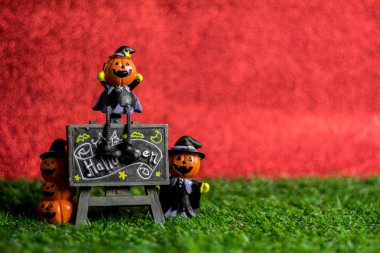 Çimenler üzerinde Cadılar Bayramı oyuncakları.