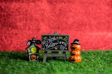 Çimenler üzerinde Cadılar Bayramı oyuncakları.