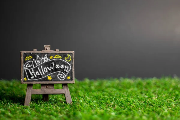 Çimenler üzerinde metin cadılar bayramı ile Etiketler.