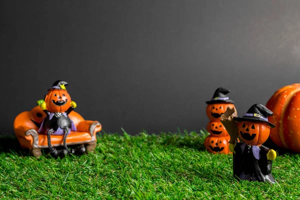 Çimenler üzerinde Cadılar Bayramı oyuncakları.