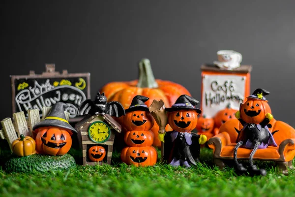 Çimenler üzerinde Cadılar Bayramı oyuncakları.