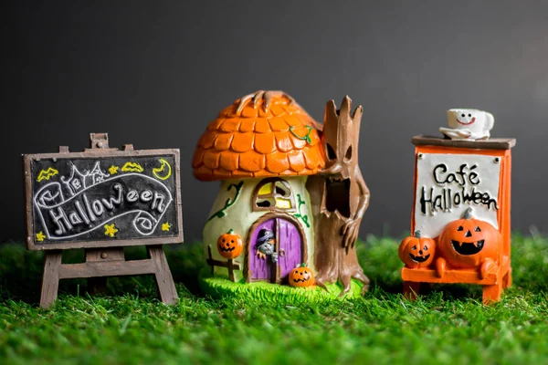 Çimenler üzerinde Cadılar Bayramı oyuncakları.