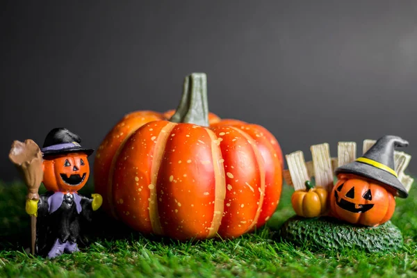 Çimenler üzerinde Cadılar Bayramı oyuncakları.