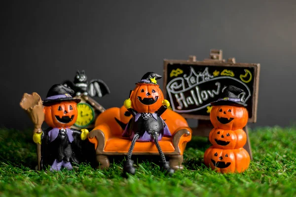 Çimenler üzerinde Cadılar Bayramı oyuncakları.