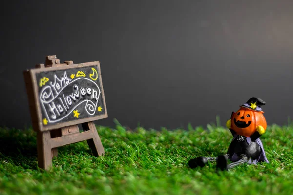 Çimenler üzerinde Cadılar Bayramı oyuncakları.