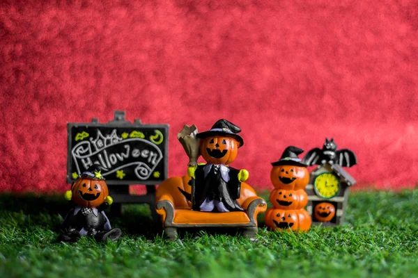 Çimenler üzerinde Cadılar Bayramı oyuncakları.