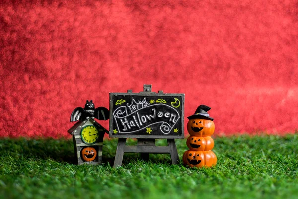 Çimenler üzerinde Cadılar Bayramı oyuncakları.