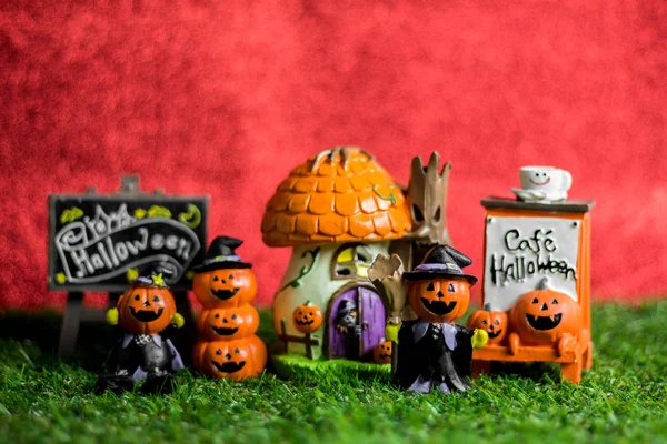 Çimenler üzerinde Cadılar Bayramı oyuncakları.