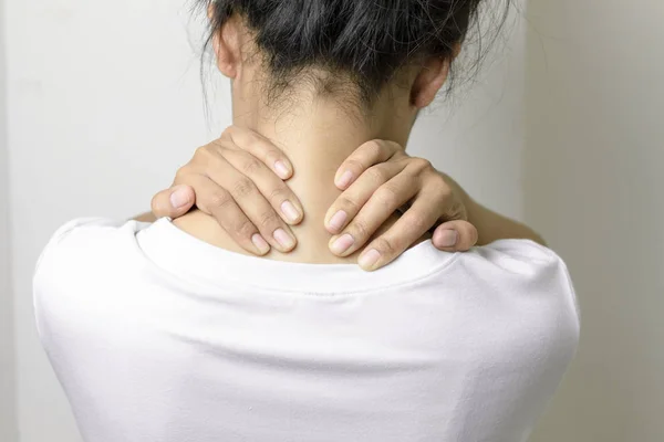 Las mujeres tienen dolor de cuello . — Foto de Stock