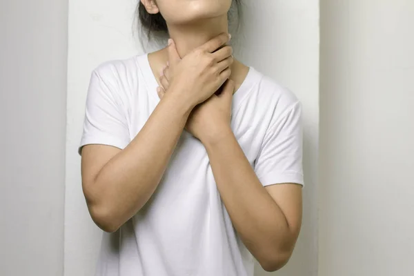 Las mujeres tienen dolor de cuello . — Foto de Stock