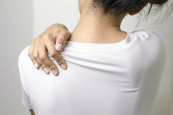 Mujer con dolor en el hombro . — Foto de Stock