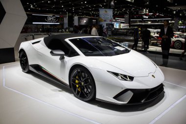 Bangkok International Motor Exp'de beyaz lamborghini sergileniyor