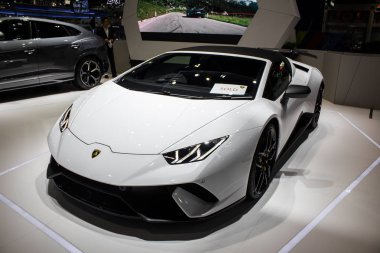 Bangkok International Motor Exp'de beyaz lamborghini sergileniyor