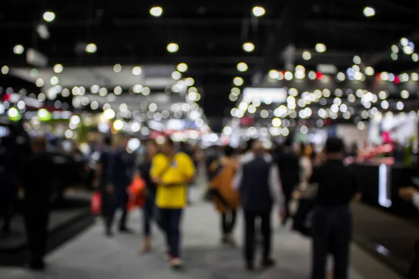 Lo sfondo è sfocato e sfocato al salone dell'auto . — Foto Stock