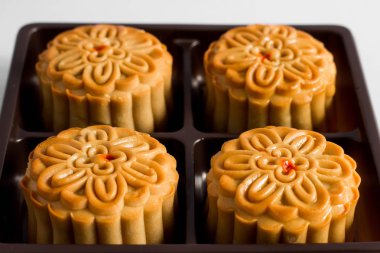 Beyaz arkaplanda ay pastası