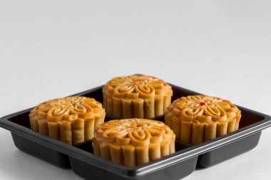 Beyaz arkaplanda ay pastası