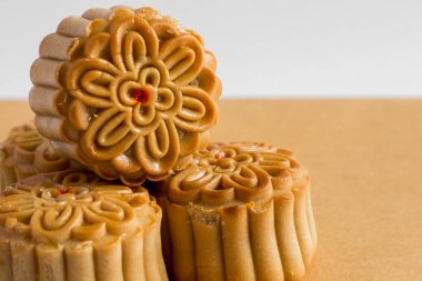 Beyaz ve kahverengi arka planda ay pastası