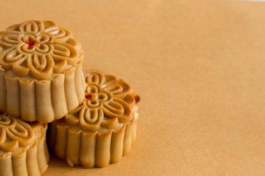 Sonbahar Ortası Festivali'nde Mooncakes. Orta sonbahar festivali mooncake kahverengi arka plan izole. Kahverengi arka planda ay pastası