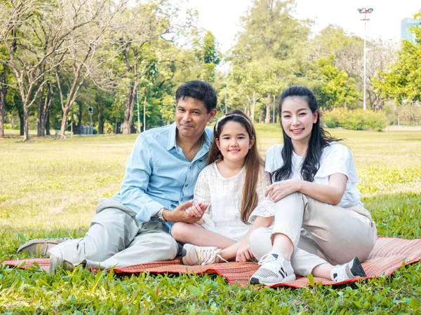 Азиатские семьи отдыхают в парке — стоковое фото